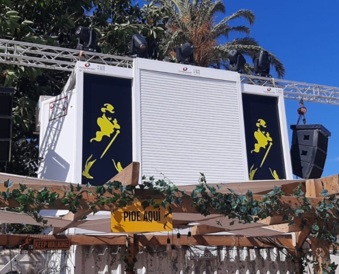 Cabina de DJ moderna y segura, diseñada por Europa Prefabri para el festival Mare Nostrum en el Castillo de Sohail, Fuengirola.