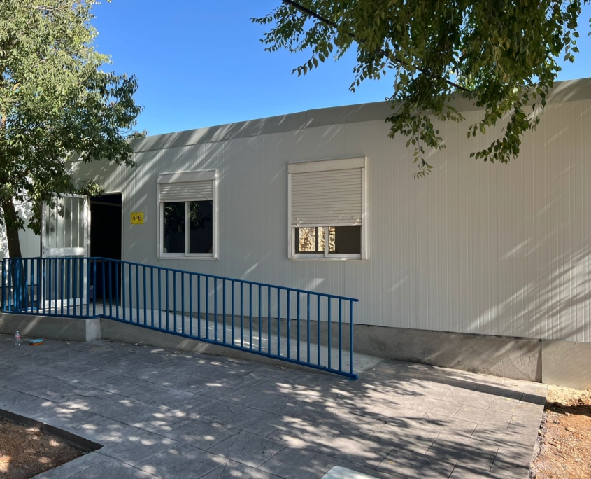 Vista de los módulos prefabricados educativos instalados por Europa Prefabri en Toledo, listos para su uso en el próximo curso escolar.