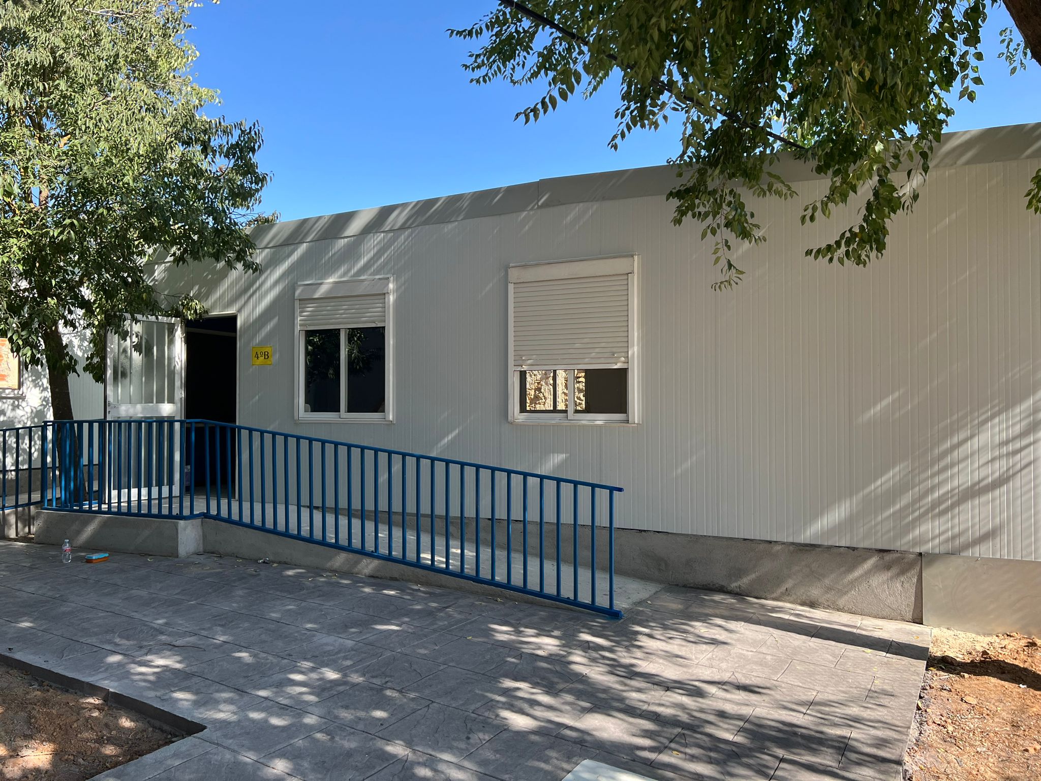 Vista de los módulos prefabricados educativos instalados por Europa Prefabri en Toledo, listos para su uso en el próximo curso escolar.