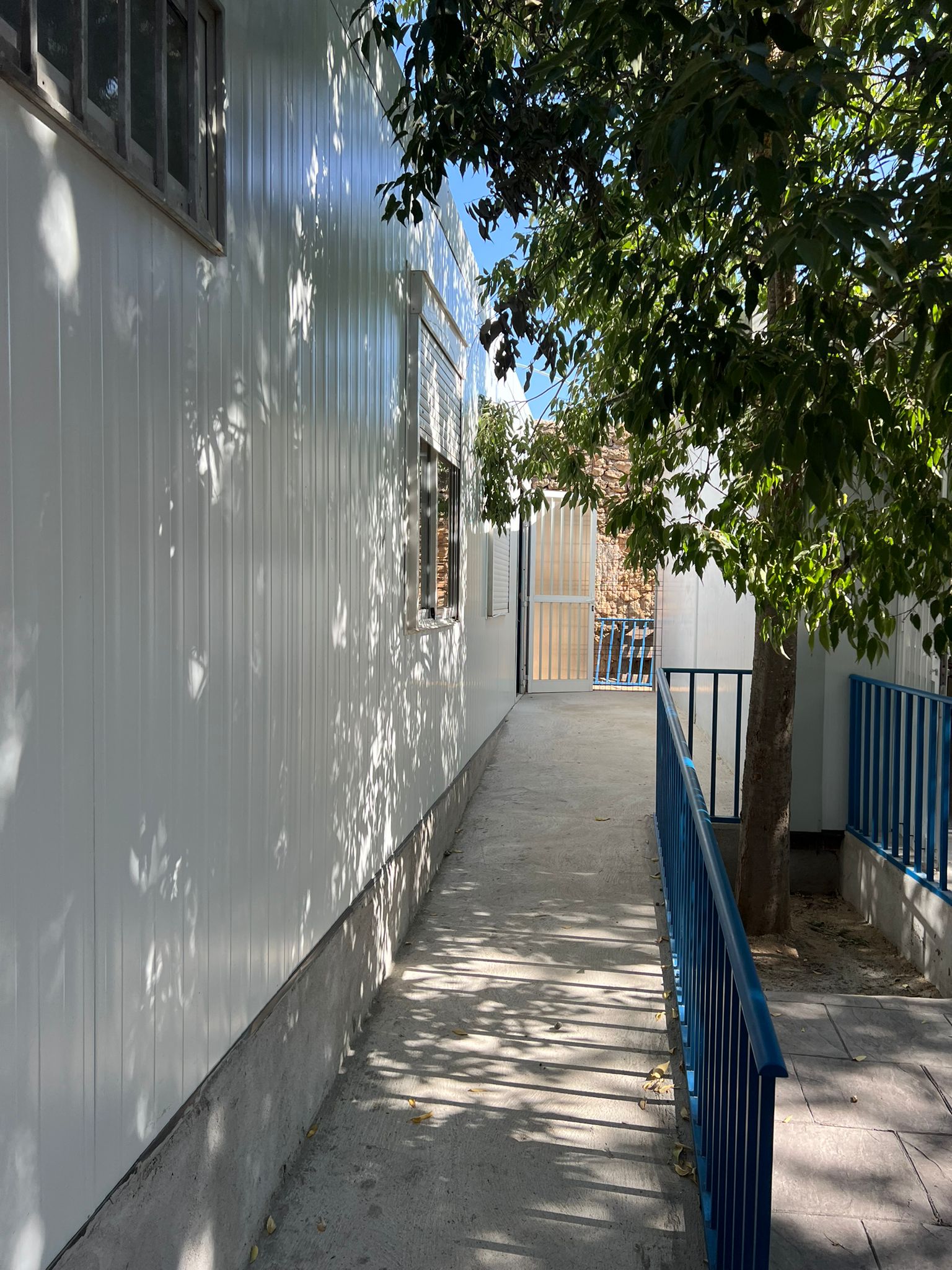 Vista de los módulos prefabricados educativos instalados por Europa Prefabri en Toledo, listos para su uso en el próximo curso escolar.