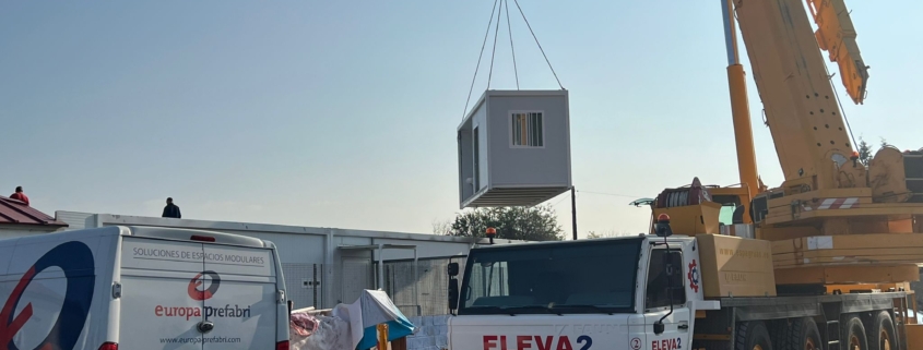 "Conjunto modular en Cañada Real destinado a un centro de ayuda a la drogadicción, con sala de venopunción y espacios adaptados para atención sanitaria."